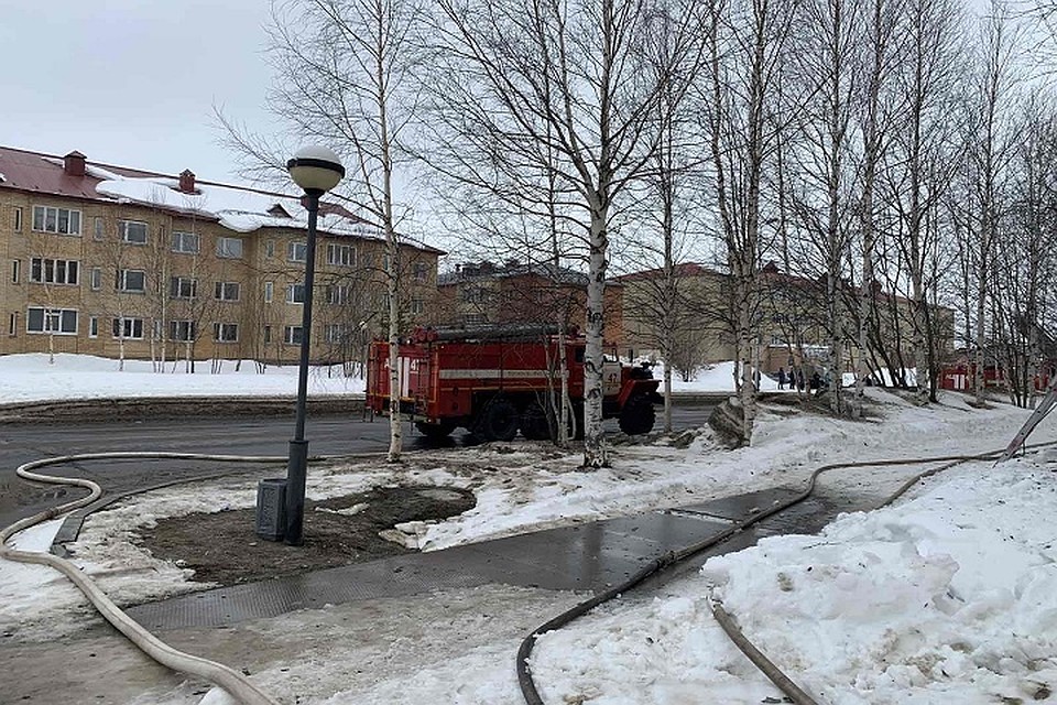 Частично расселенный дом вспыхнул в Югре. Фото МЧС Югры.