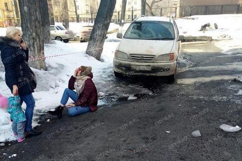 Упавший с крыши лед серьезно травмировал новокузнечанку. ФОТО: city-n