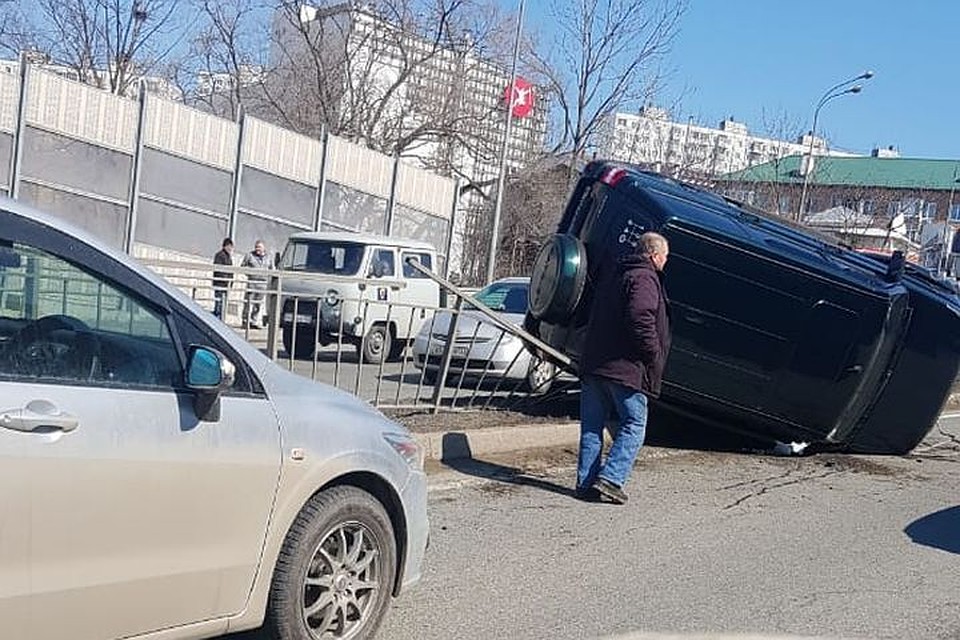 Автомобиль перевернулся и завис на ограждении. Фото: dpscontrol125rus