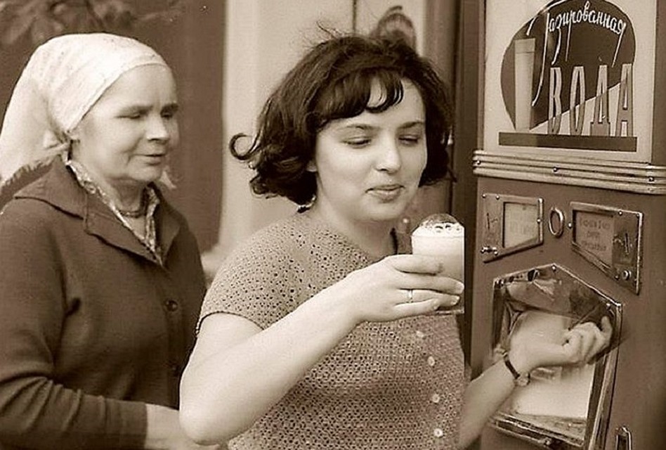 Сегодня сложно представить, как можно пить из одного стакана, а раньше и не боялись. Фото: соцсети