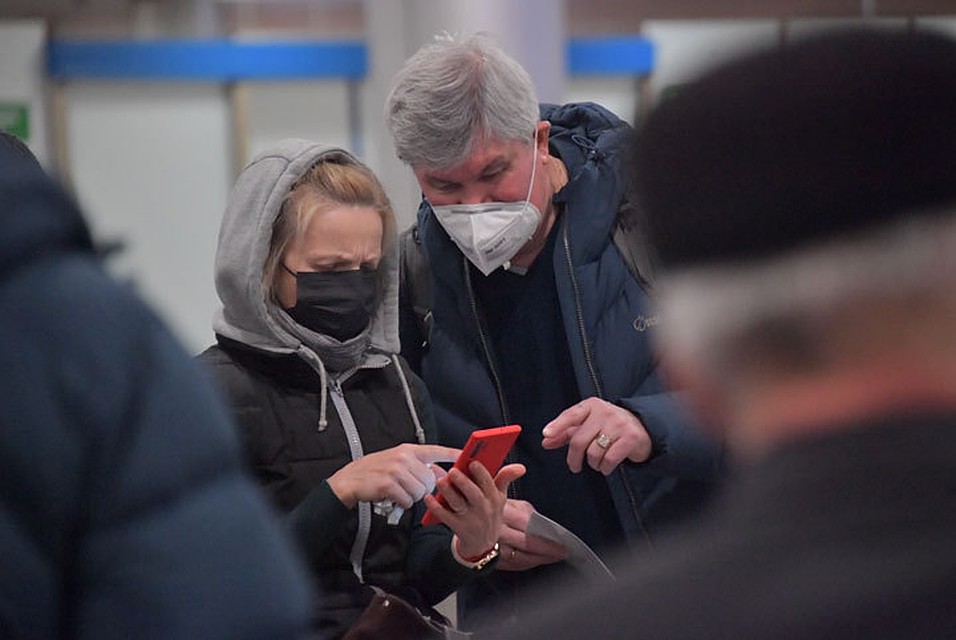 По всем вопросам перебронирования и сдачи авиабилетов, а также для уточнения расписания рейсов звоните в авиакассы или обращайтесь в авиакомпанию.
