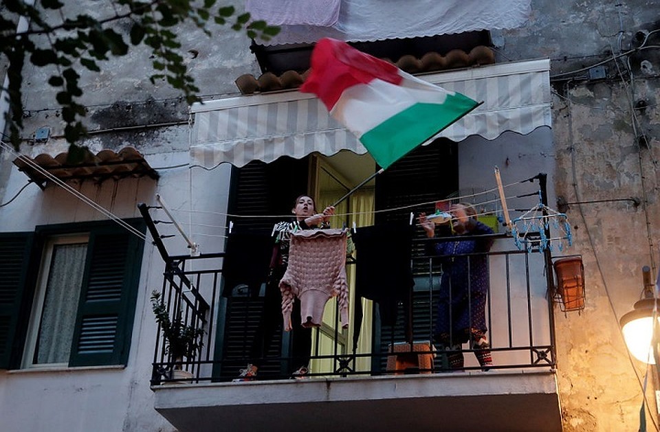 В Италии считают, что лучше дома сидеть, чем оказаться в морге. Фото: REUTERS / Ciro de Luca