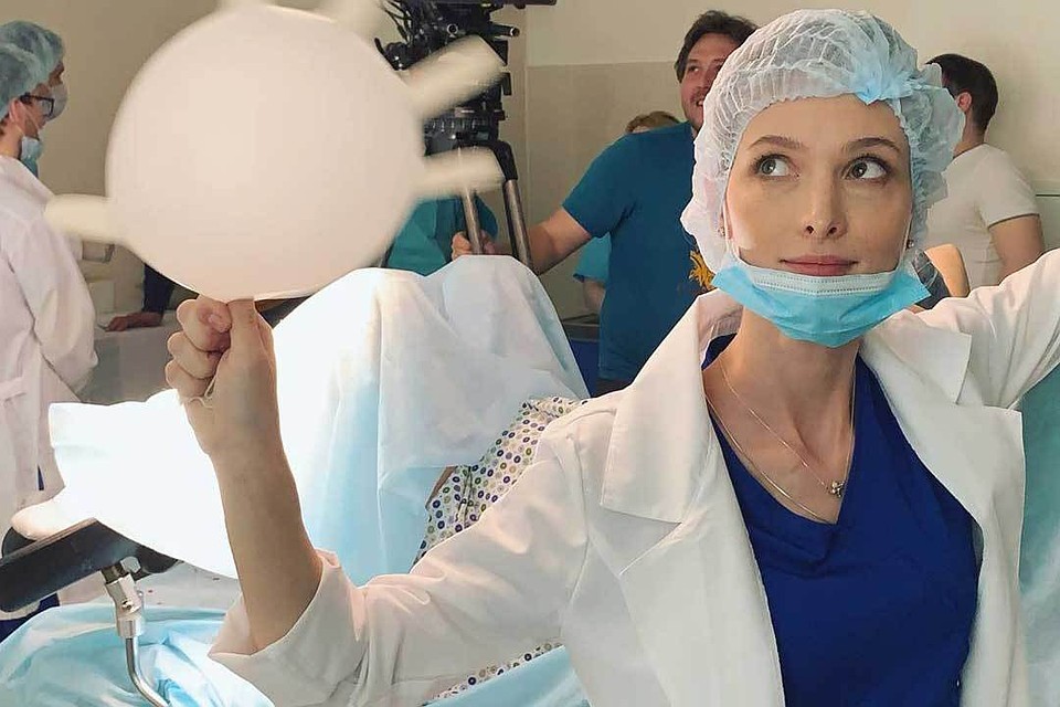 Светлана Иванова носила маску в сериале «Тест на беременность», а теперь не снимает ее на прогулках.