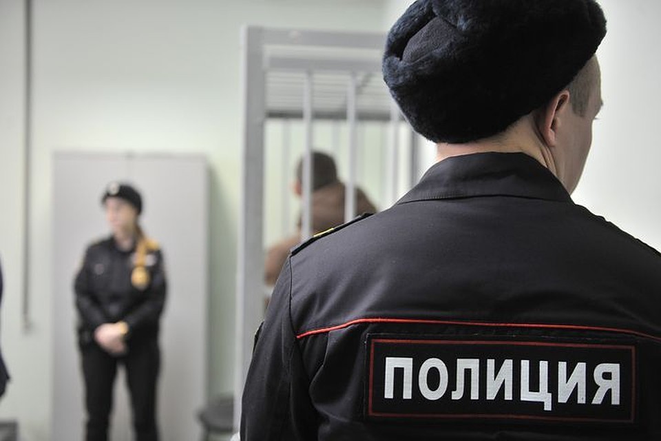 В Новосибирске задержали парня, который отобрал у прохожего сумку с деньгами, а у его дочери телефон.