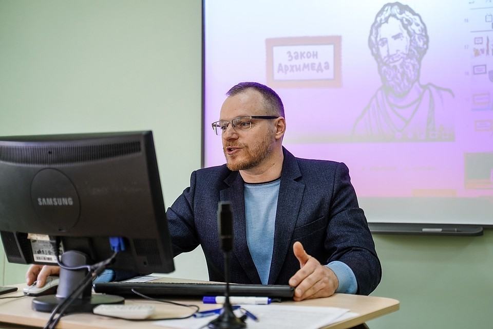 Учителя ходят в школу, а ученики остаются дома