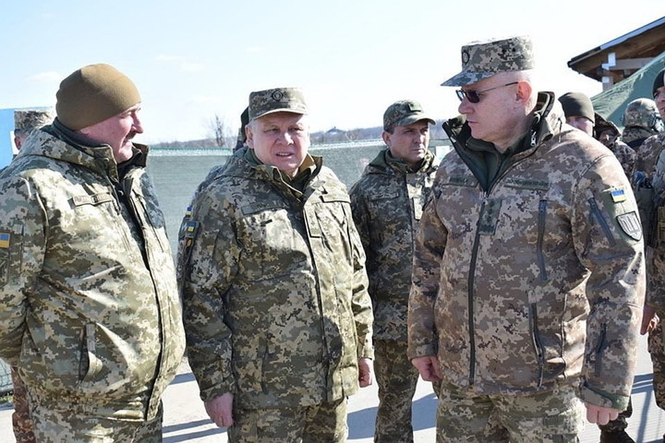 Командующий войсками в Донбассе генерал Владимир Кравченко (слева) отчитался Тарану (в центре) и Хомчаку (справа) по обстрелам территорий ДНР и ЛНР. Фото Пресс-центр штаба ООС