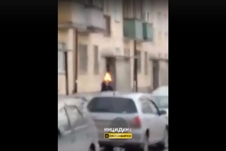 Прохожие заметили там женщину, у которой на голове было самое настоящее пламя. Фото: кадр из видео