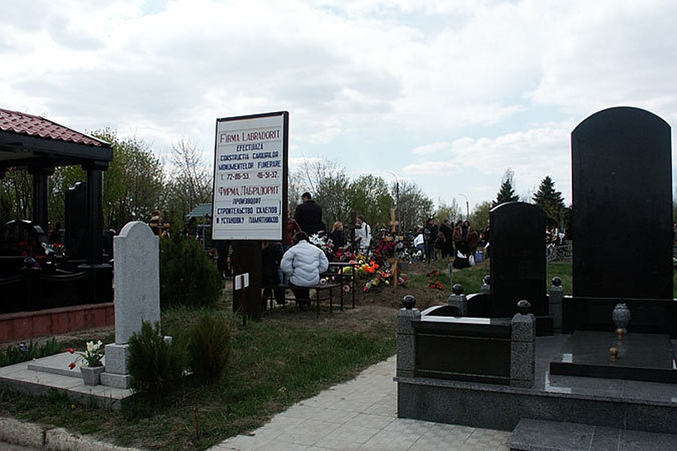 А на кладбище все спокойненько...