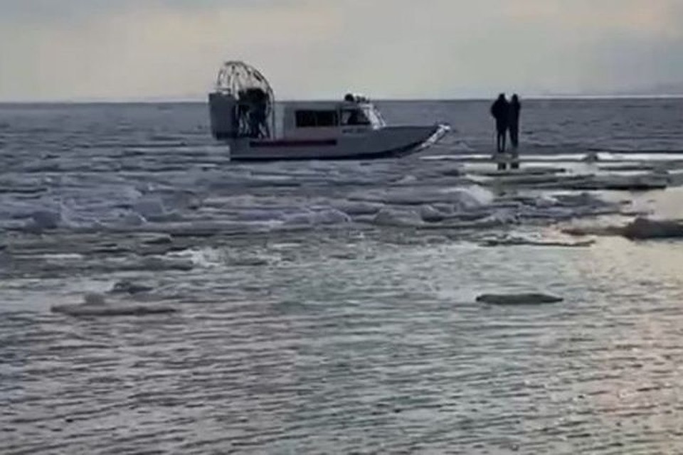 Девушки оказались на дрейфующей льдине