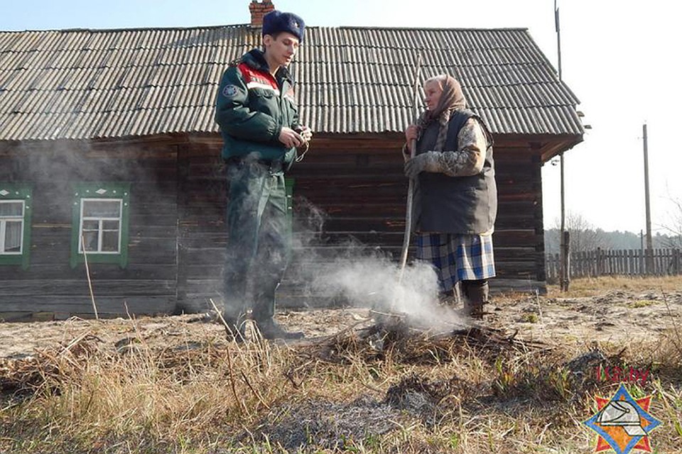 С огнем на участках сухой травы нужно быть особо осторожным! Фото: из архива МЧС.