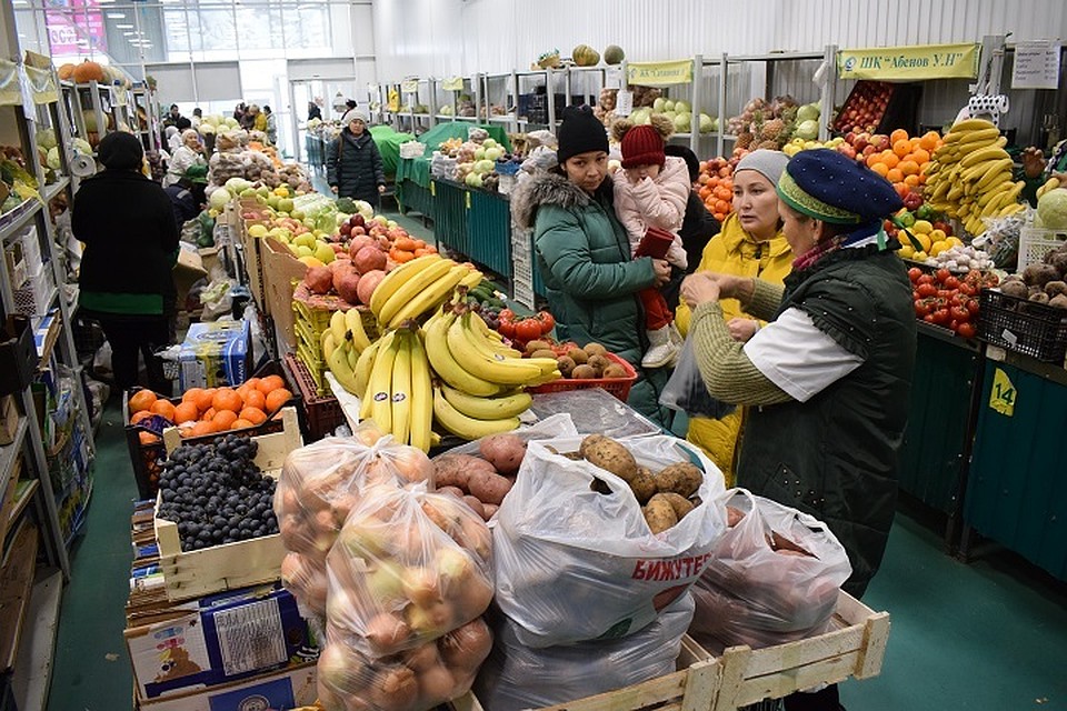 Несмотря на то, что в последнее время покупательский спрос у населения резко вырос, в стабилизационном фонде области есть необходимый запас продуктов.