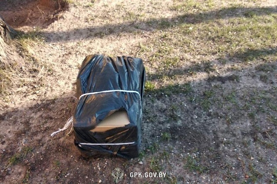 Нарушитель во время погони выбросил коробку с товаром. Фото: ГПК.