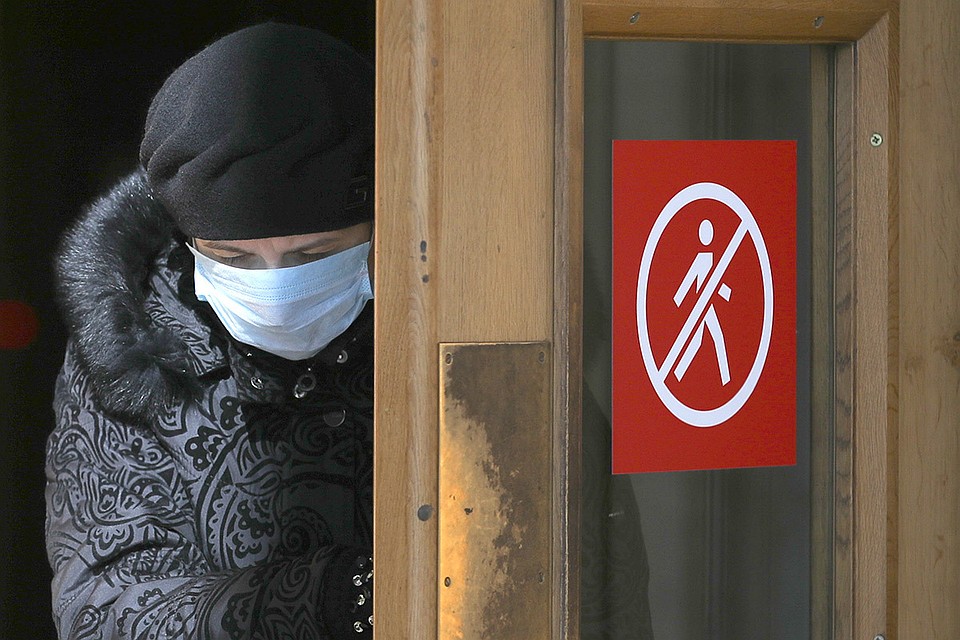 Москва. Женщина в защитной маске выходит из метро во время пандемии коронавируса COVID-19. Фото: Сергей Бобылев/ТАСС