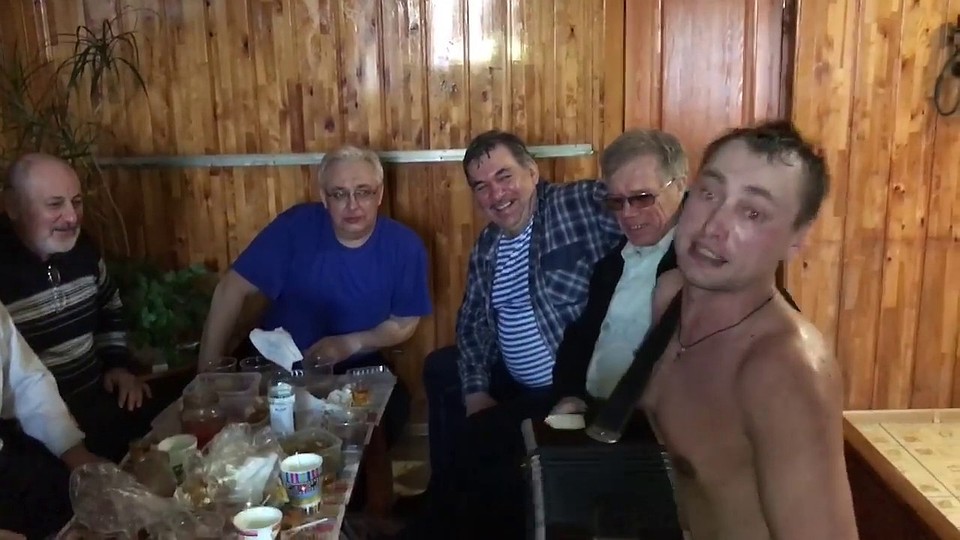 Первым делом по приезду устраивается шумная пьянка. Фото: youtu.be.