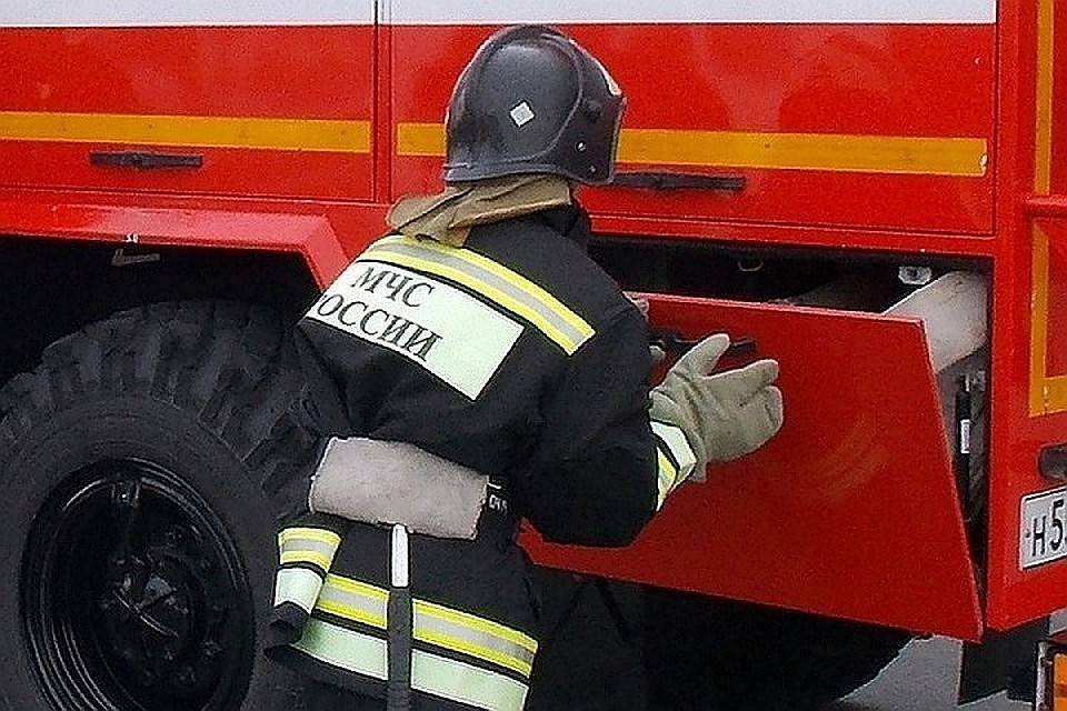 В Тверской области спасатели тушили пожар на пилораме