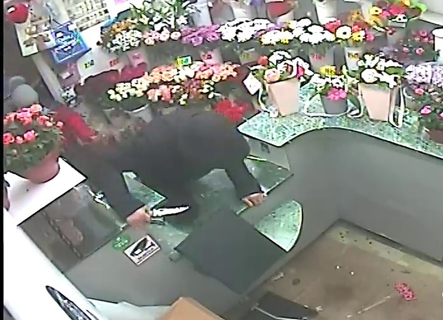 Парень перемахнул через прилавок после того, как продавщица скрылась с деньгами. Фото: СУ СКР
