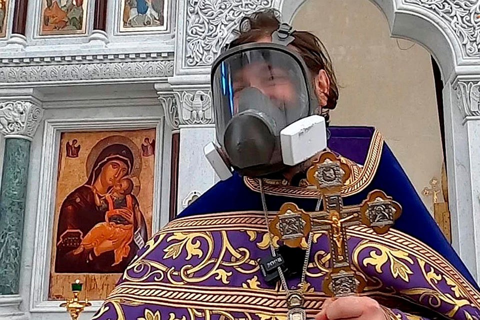 ГОЛОВАНОВ Известный священник Андрей Ткачев в это воскресенье в шутку вышел на проповедь в противогазе.