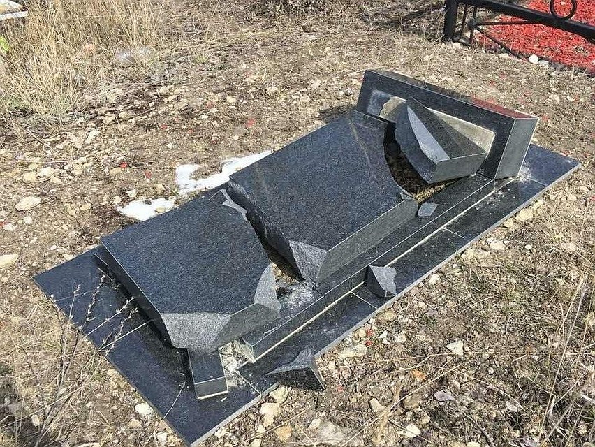 Вандалы разбили надгробия на кладбище. Фото соцсетей