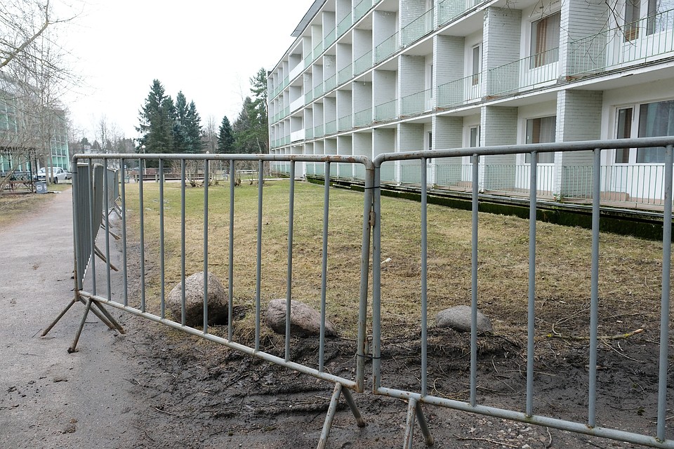В пансионате «Заря» в поселке Репино создали специальную карантинную зону - туда отправляют тех, кто недавно приехал из-за границы.