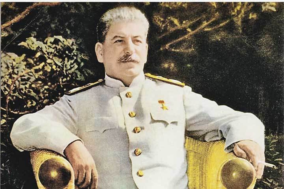 А Сталин-то фальшивый.