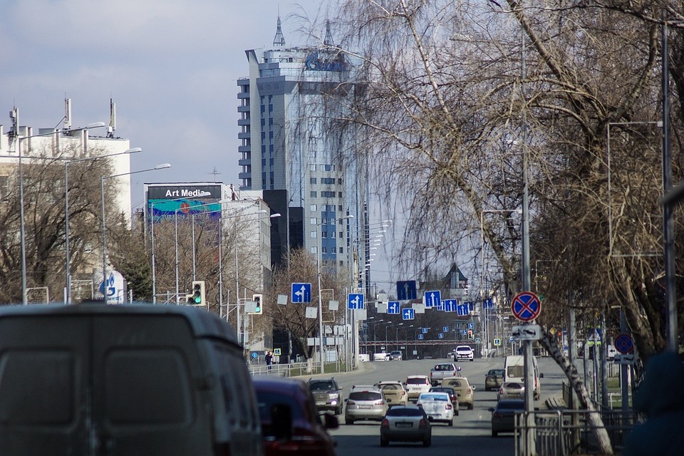 А вот в городе машин много