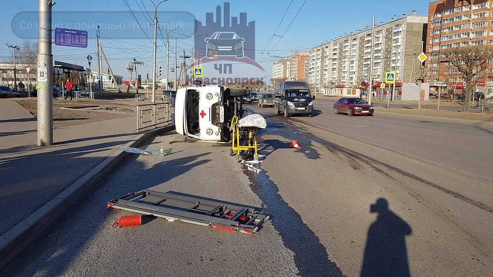 В Красноярске перевернулась скорая с 2-летним ребенком. Фото, видео: ЧП - Красноярск.