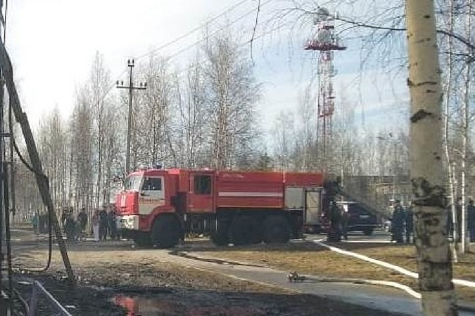 Жилой дом загорелся в Нефтеюганске. Фото МЧС Югры.