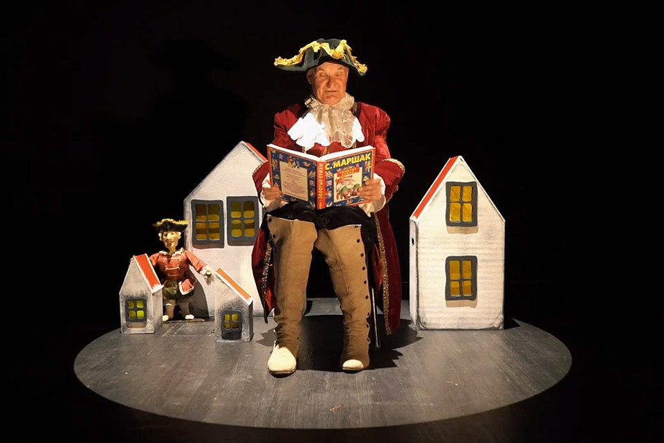 Актеры брестского театра кукол читают детям сказки. Фото: vk.com/puppet_brest