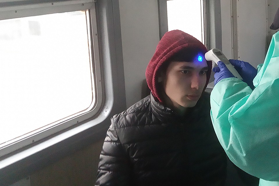 В Витебске пассажирам перед отправлением поезда измеряют температуру.