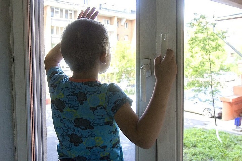 3-летний ребенок выпал из окна квартиры в Новокузнецке