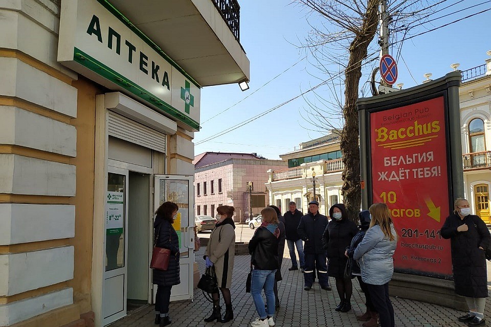 Иркутяне выстраиваются в очередь за медицинскими масками