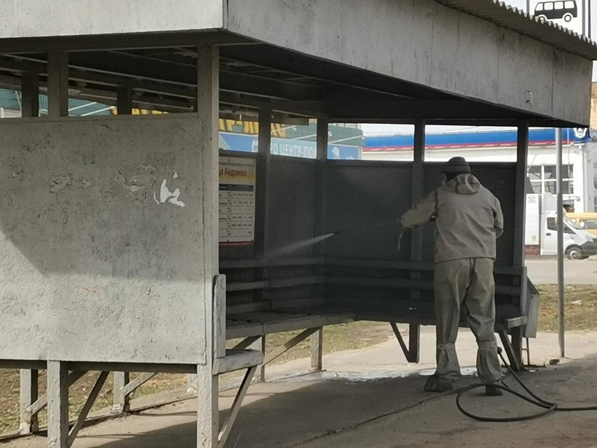 В Орле продолжается дезинфекция остановочных павильонов. Фото: пресс-служба администрации города