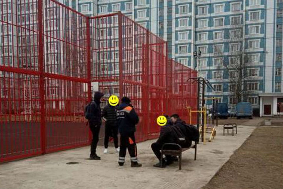 На спортивных площадках сейчас отдыхают в основном подростки