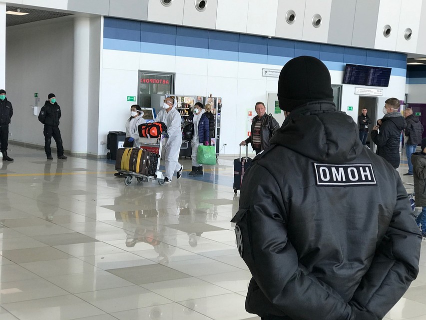 Все они прилетели во Владивосток обычными рейсами из Москвы.
