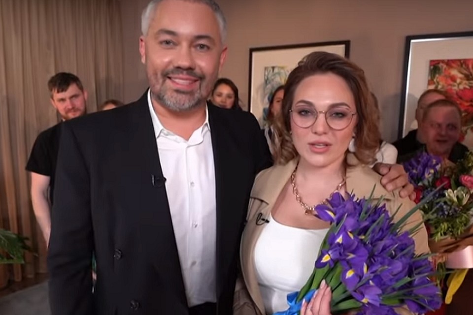 «Хочется тебя пригасить»: стилист Александр Рогов создал для тюменки элегантный образ. Скрин с видео