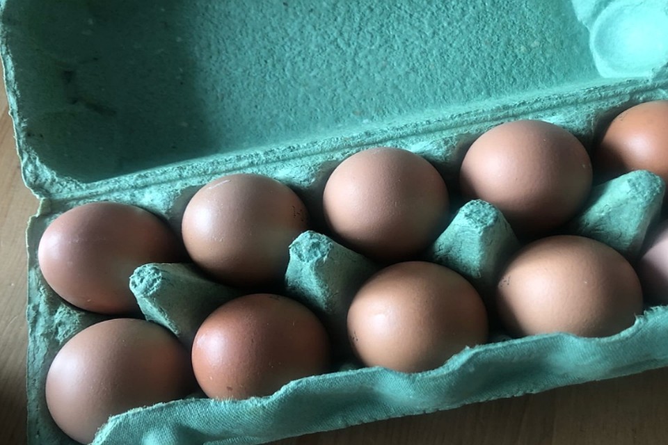В магазинах и на рынках продаются только продукты и товары первой необходимости
