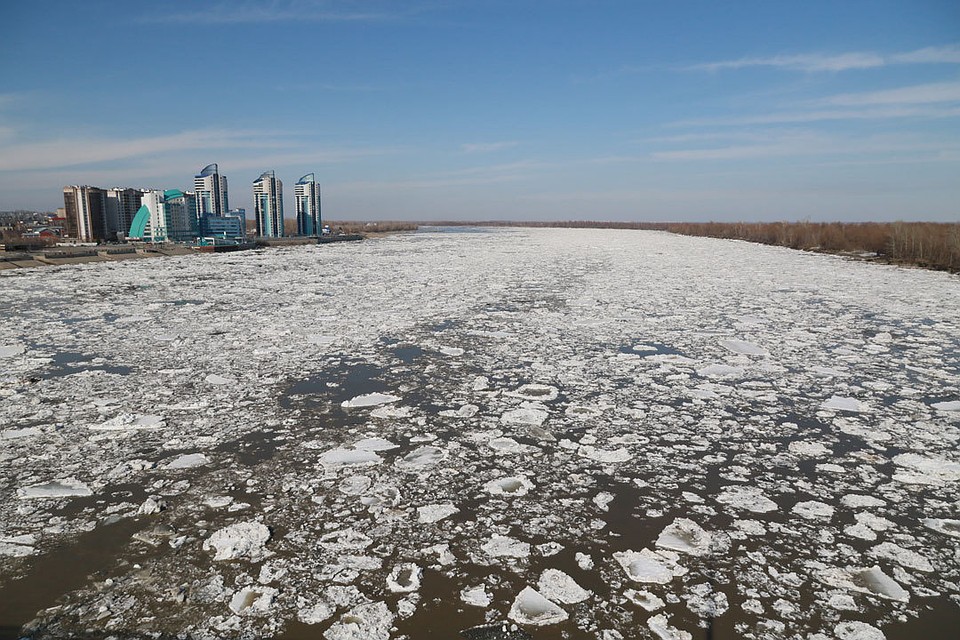 На Оби в районе Барнаула начался ледоход. Фото: Олег УКЛАДОВ