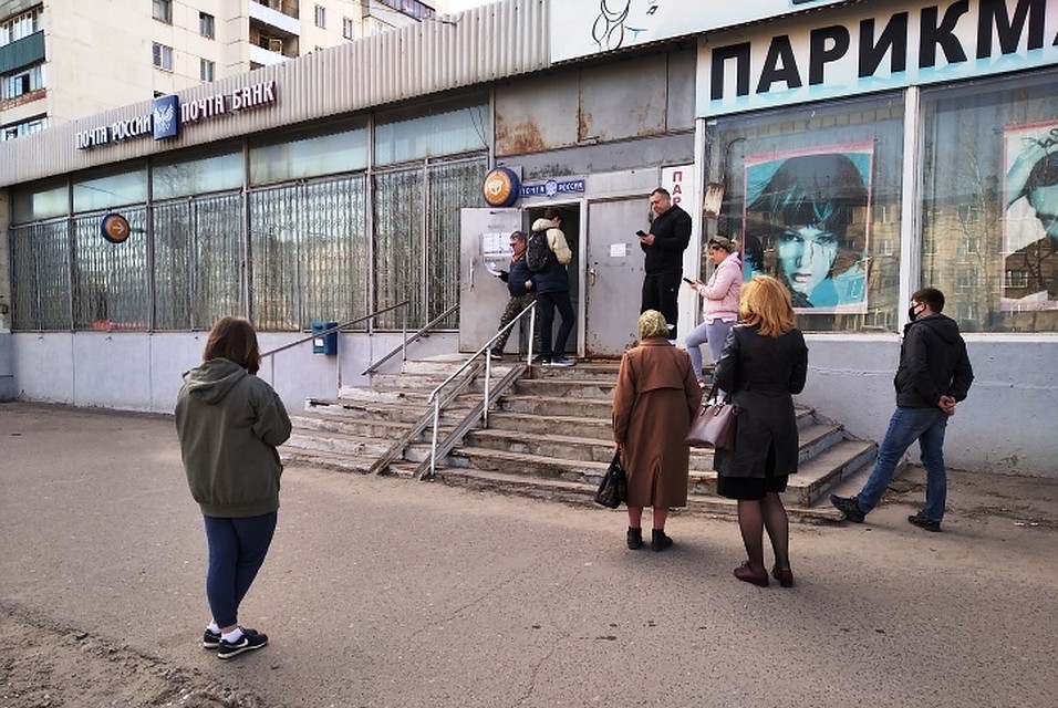 Куряне терпеливо ждут, когда можно будет войти по-одному внутрь