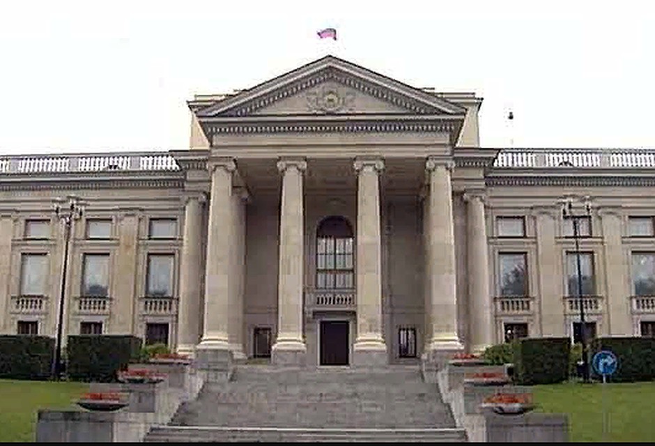 В Польше решается вопрос о переносе президентских выборов.
