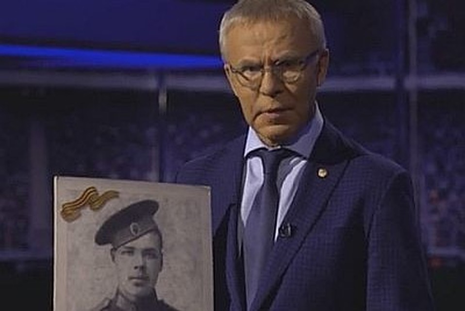 Вячеслав Фетисов с портретом деда. Фото: "Собеседник".