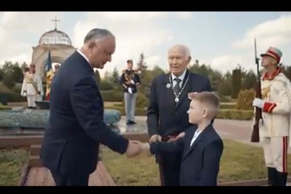 Кадр из видео молдавских исполнителей «Нам нужна одна победа».