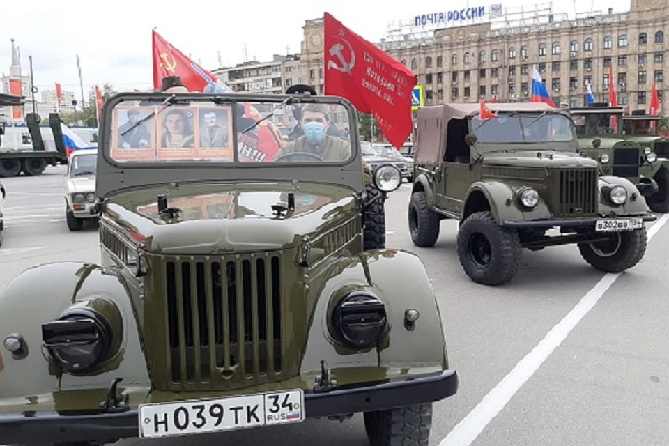 Многие участники разместили на машинах портреты своих героев