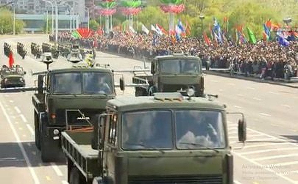 Минчане предпочли смотреть парад по телевизору. Битком были заполнены только трибуны. Фото: скрин прямой трансляции парада Победы телеканала ОНТ.