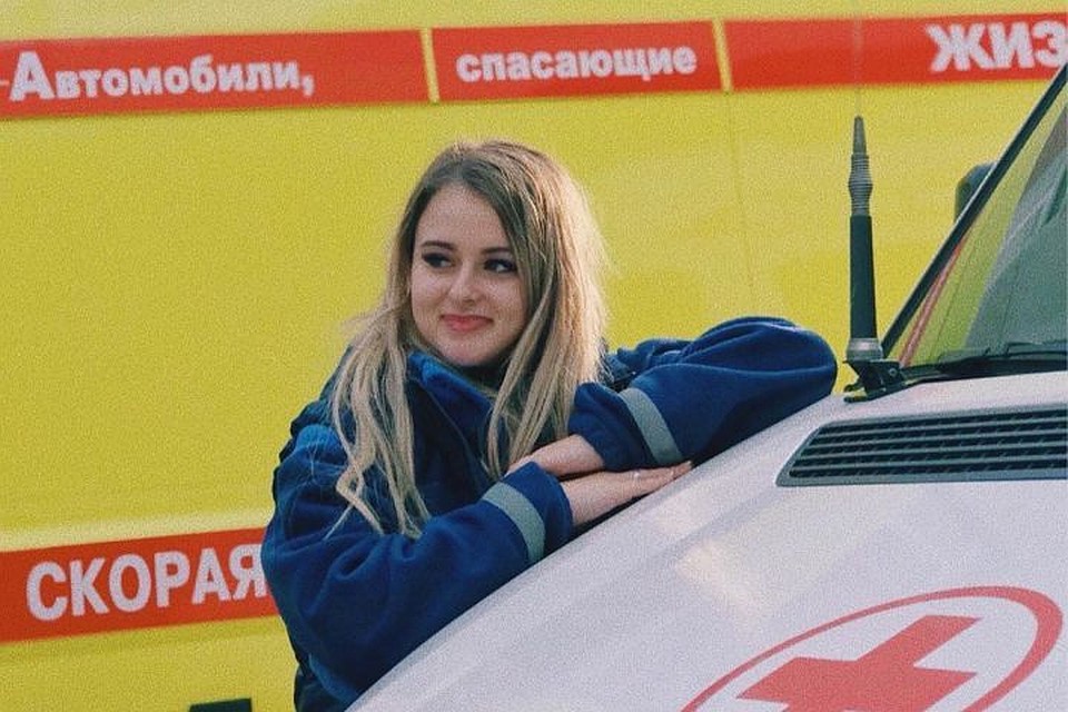 Катя работает фельдшером на Скорой помощи.