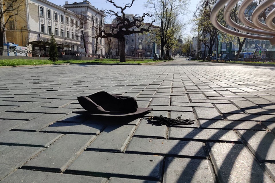 Нет выпускных экзаменов - нет выпускного бала. Фото Ирины Иванченко.