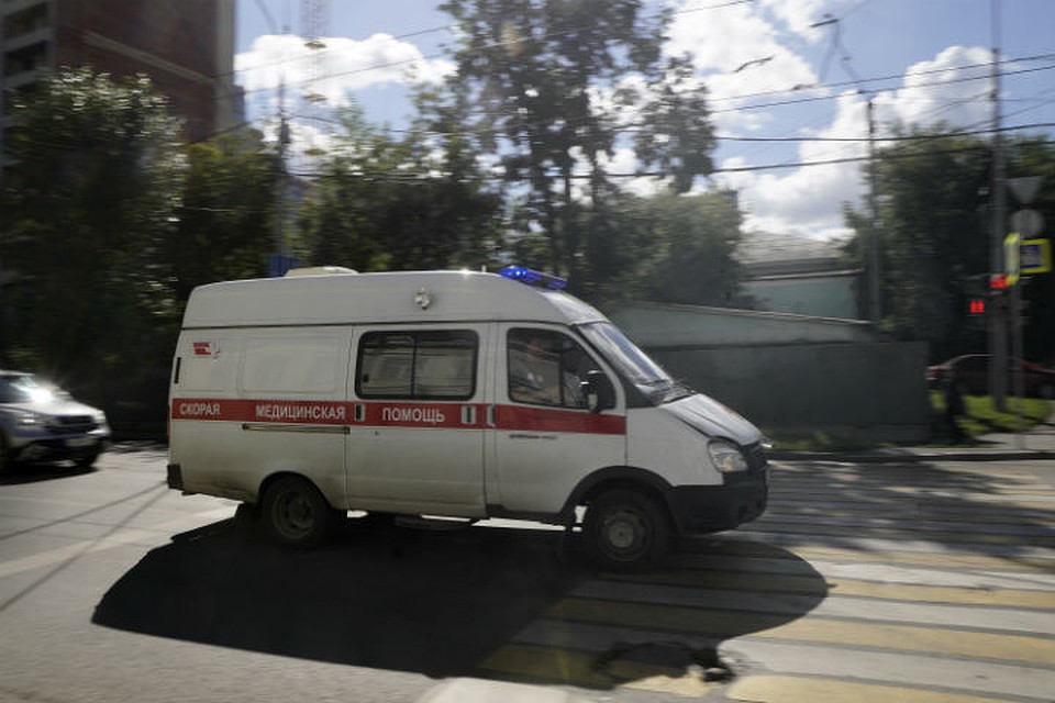 Накануне майских праздников четырехлетнюю девочку увезли в больницу после падения с четвертого этажа