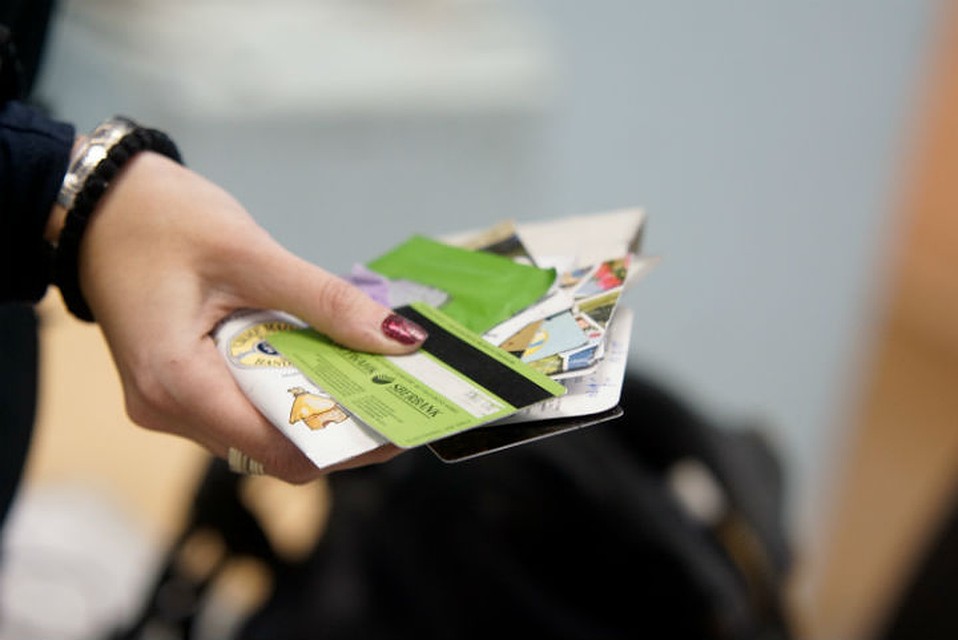 К 2021 году Единую социальную карту планируют выдать всем льготникам в области