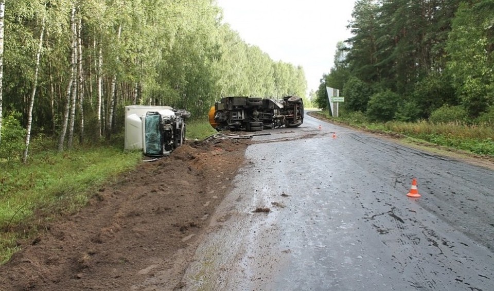 В аварии погиб водитель большегруза, который вышел из машины. Фото: СК