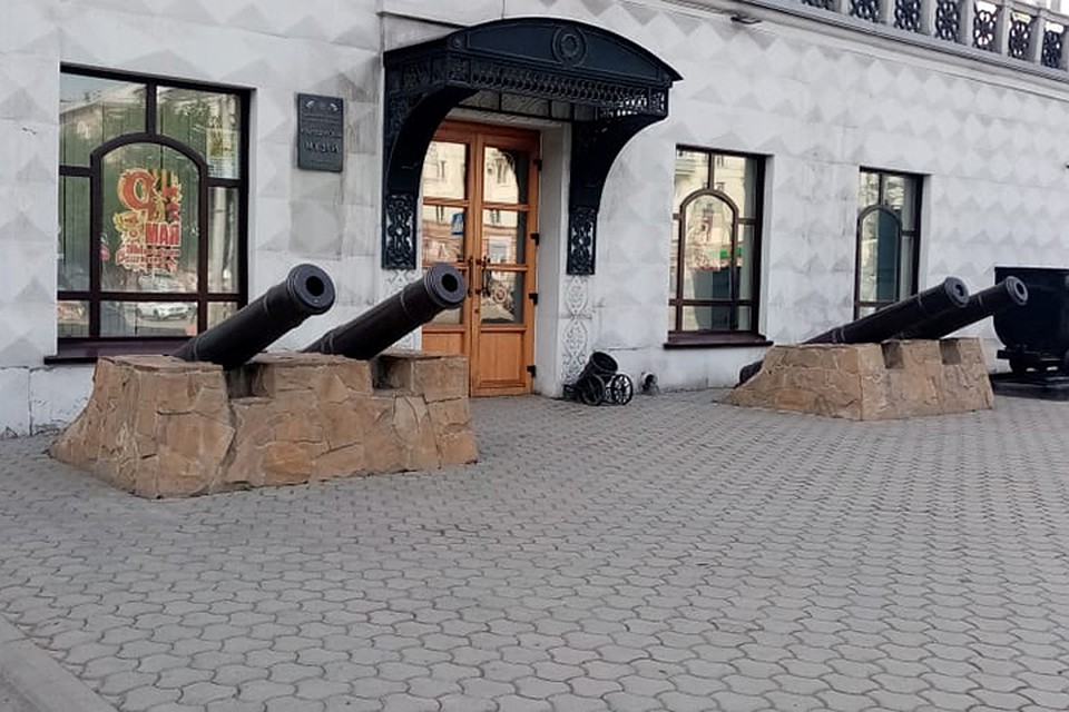 Пушки охраняют вход в музей с самого его появления в 1927 году