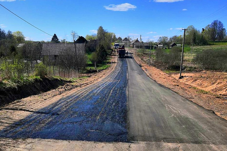Укладка нового асфальта в деревне Копылок на дороге Пустошка - Щукино - Алоль